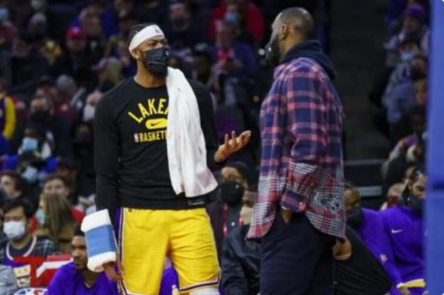 詹姆斯将谨慎对待膝盖伤势 湖人三巨头命途多舛